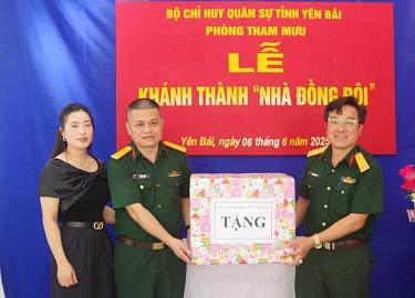 Đại diện Bộ CHQS tỉnh Yên Bái tặng quà động viên gia đình.
