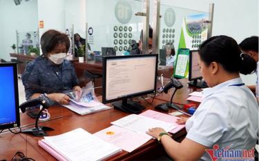 Việc cấp sổ đỏ tưởng chừng chỉ là một thủ tục hành chính lại trở thành hành trình gian nan với không ít người dân.