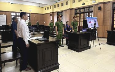 Một vụ án hình sự được Tòa án nhân dân tỉnh đưa ra xét xử trực tuyến.