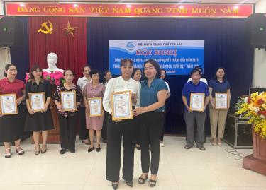 Lãnh đạo Hội Phụ nữ thành phố trao giải Nhất cho mô hình “Nhà sạch, vườn đẹp năm 2025”.
