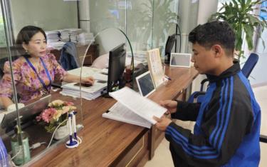 Người dân thực hiện thủ tục hành chính tại Trung tâm Phục vụ hành chính công và Kiểm soát thủ tục hành chính tỉnh Hưng Yên.