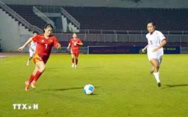 U19 nữ Việt Nam (áo đỏ) giành chiến thắng trước U19 nữ Myanmar.
