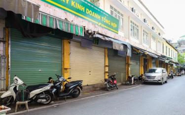 Nhiều gian hàng trên phố cổ Hà Nội đồng loạt đóng cửa.