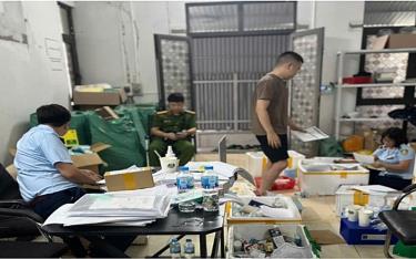 Lực lượng chức năng kiểm đếm hàng hóa vi phạm tại một cơ sở kinh doanh mỹ phẩm trên địa bàn thành phố Hà Nội.