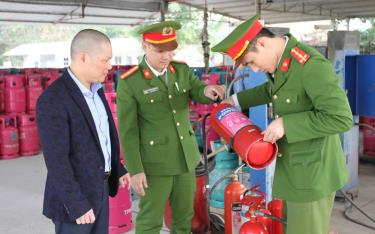 Cán bộ Phòng Cảnh sát PCCC&CNCH, Công an tỉnh kiểm tra công tác phòng cháy, chữa cháy tại một cơ sở chiết nạp ga ở xã Minh Quân, huyện Trấn Yên.