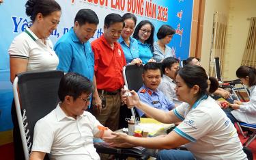 Đoàn viên, công nhân, viên chức, lao động tham gia Ngày hội hiến máu tình nguyện năm 2025.