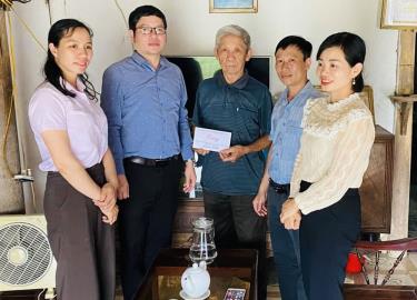 Lãnh đạo, cán bộ xã link vào dafabet Phú, huyện Văn link vào dafabet thăm, tặng quà gia đình chính sách, người có công với cách mạng Nhân kỷ niệm 50 năm Ngày giải phóng miền Nam, thống nhất đất nước (30/4/1975- 30/4/2025)