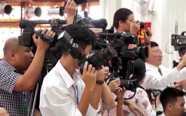 Các phóng viên của Báo Yên Bái tác nghiệp tại một sự kiện lớn của tỉnh