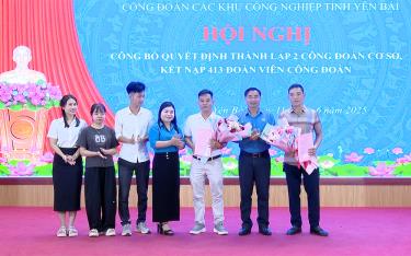 Đồng chí Nguyễn Chương Phát – Chủ tịch LĐLĐ tỉnh và đồng chí Đinh Thị Hồng Lan – Chủ tịch Công đoàn các KCN tỉnh tặng hoa chức mừng 2 tổ chức công đoàn cơ sở mới được thành lập.