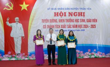 Lãnh đạo huyện Trấn Yên trao giấy khen cho 3 cô giáo tiếng Anh biệt phái đã hoàn thành tốt nhiệm vụ giảng dạy trong năm học 2024-2025.