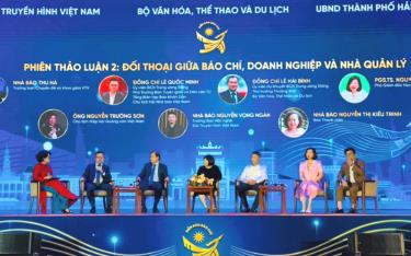 Các diễn giả trao đổi tại Diễn đàn vai trò của báo chí trong việc thúc đẩy phát triển các ngành công nghiệp văn hóa.