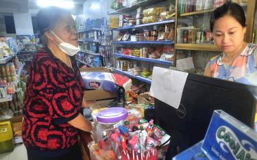 Một hộ kinh doanh trên địa bàn thành phố Yên Bái kinh doanh các mặt hàng tiêu dùng thiết yếu.