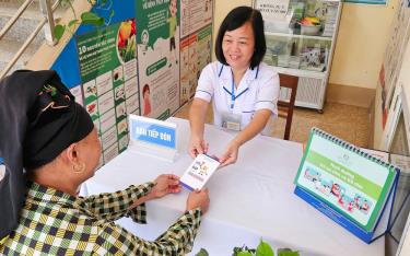 Cán bộ y tế huyện Văn Yên tư vấn, truyền thông cho đồng bào dân tộc thiểu số về phòng chống bệnh Thalassemia.