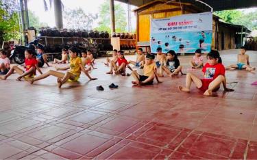 Một lớp dạy bơi miễn phí cho trẻ em do Thị đoàn Nghĩa Lộ phối hợp tổ chức.