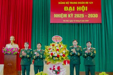 Lãnh đạo Bộ CHQS tỉnh tặng hoa chúc mừng Đại hội.