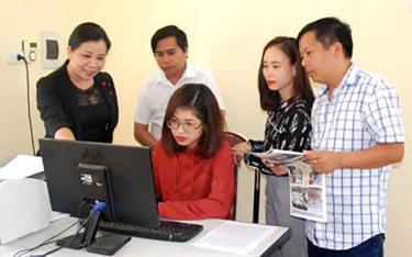 Phóng viên Báo Yên Bái trao đổi nghiệp vụ.