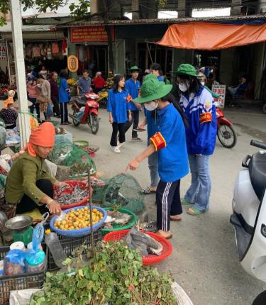 Đoàn viên thanh niên phường Trung Tâm ra quân lập lại trật tự chợ Mường Lò.