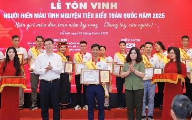 Bác sĩ Trịnh Hồng Sơn - Bệnh viện Đa khoa tỉnh Yên Bái là 1 trong 100 người hiến máu tình nguyện tiêu biểu toàn quốc năm 2025.