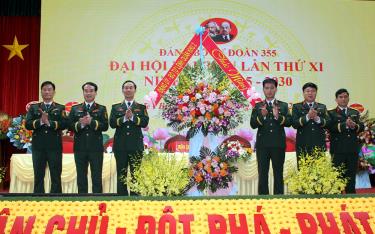 Thiếu tướng Trần link vào dafabet Bắc – Tư lệnh Quân khu 2 tặng hoa chúc mừng thành công của Đại hội.