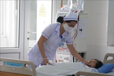Điều dưỡng Khoa Thận nhân tạo - Lọc máu, Bệnh viện C Đà Nẵng chăm sóc bệnh nhân. Ảnh minh họa