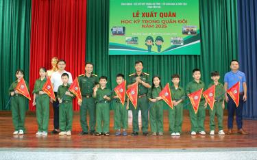 Ban Tổ chức trao cờ xuất quân cho các tiểu đội.