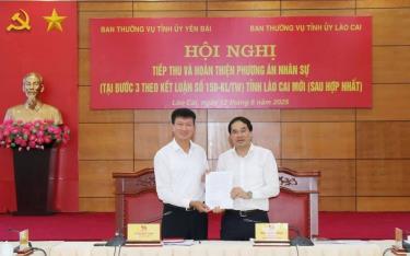 Bi thư Tỉnh ủy 2 tỉnh Yên Bái - Lào Cai ký Nghị quyết liên tịch dafabet com Ban Thường vụ Tỉnh ủy 2 tỉnh về phương án nhân sự tỉnh Lào Cai mới.