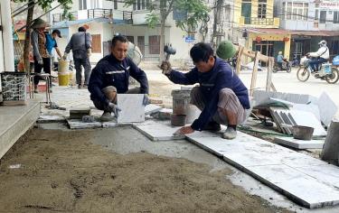 Công nhân Công ty cổ phần Hồng Nam tập trung đẩy nhanh tiến độ lát gạch vỉa hè trên tuyến đường Quang Trung, thành phố Yên Bái.