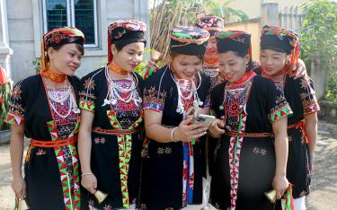 Người dân vùng cao Yên Bái tích cực tham gia, tự học tập và nâng cao kiến thức, kỹ năng công nghệ số.