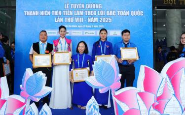Trần Thị Mai Anh (giữa) cùng các đại biểu tỉnh Yên Bái tại Lễ Tuyên dương Thanh niên tiên tiến làm theo lời Bác toàn quốc lần thứ VIII - năm 2025.