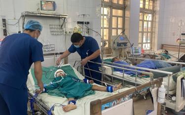 Các y bác sĩ Khoa Hồi sức tích cực - Chống độc thăm khám, theo dõi bệnh nhi chấn thương sọ não sau phẫu thuật.