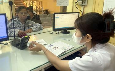 Bệnh viện Đa khoa khu vực Nghĩa Lộ thực hiện đăng ký khám chữa bệnh bằng căn cước công dân gắn chíp.
