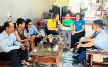 Người dân thành phố Yên Bái được tuyên truyền, vận động tham gia BHXH tự nguyện, BHYT hộ gia đình.