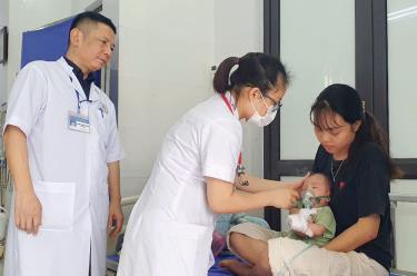 Cán bộ y bác sỹ Trung tâm Y tế huyện Lục Yên luôn ân cần thăm khám cho bệnh nhân.