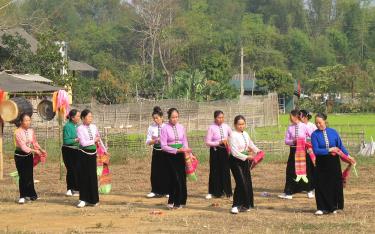 Các đội văn nghệ thôn bản góp phần làm phong phú đời sống văn hóa ở khu dân cư.