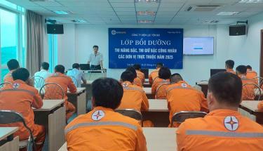 Quang cảnh lớp bồi dưỡng thi nâng bậc, giữ bậc cho công nhân quản lý vận hành và kinh doanh điện của Công ty Điện lực Yên Bái năm 2025.