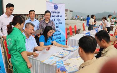 Viên chức BHXH khu vực XVII tuyên truyền chính sách đến người dân.