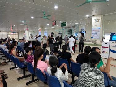 Người dân đăng ký khám chữa bệnh tại Bệnh viện Đa khoa tỉnh link vào dafabet.
