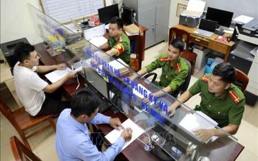 Người dân thực hiện thủ tục hành chính tại xã Yên Dương, huyện Tam Đảo, tỉnh Vĩnh Phúc. Ảnh minh họa