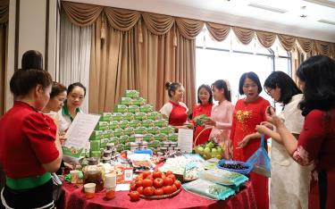 Sản phẩm nông sản của một số HTX do phụ nữ làm chủ của huyện Trấn Yên được giới thiệu tại một hoạt động quảng bá, giới thiệu sản phẩm sản xuất kinh doanh của phụ nữ do Hội LHPN tỉnh tổ chức.