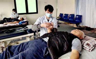 Người dafabet khuyến mãi điều trị vật lý trị liệu tại Trung tâm Y tế thành phố Yên Bái