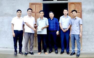 Lãnh đạo huyện Trấn Yên tặng quà cho hộ xóa nhà tạm, nhà dột nát tại xã Bão Đáp