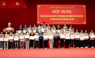 UBND huyện Lục Yên tổ chức khen thưởng cho các học sinh đạt thành tích cao trong năm học 2024- 2025