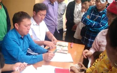 Người dân huyện vùng cao Trạm Tấu tiếp nhận tiền chi trả DVMTR năm 2025