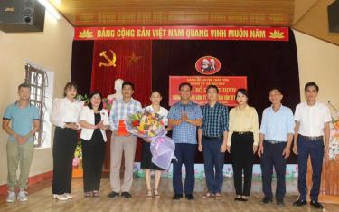 Lãnh đạo huyện Trấn Yên tặng hoa chúc mừng thành lập Chi bộ Công ty cổ phần Dâu tằm tơ Yên Bái, tháng 10/2024.