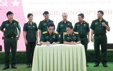 Chủ tịch Hội CCB tỉnh và các huyện, thị, thành phố và Chủ tịch Hội Doanh nhân CCB tỉnh ký giao nhận các câu lạc bộ doanh nhân CCB về Hội Doanh nhân CCB tỉnh.