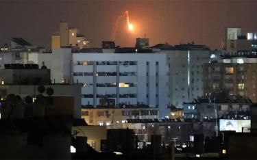Vệt tên lửa trên bầu trời ở thành phố ven biển Netanya của Israel khi Iran tấn công bằng tên lửa ngày 17/6/2025