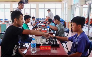Các VĐV thi đấu môn cờ vua.