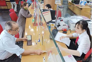 Hoạt động giao dịch tại Ngân hàng Nông nghiệp và Phát triển nông thôn Chi nhánh tỉnh Lào Cai.