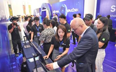 Giới thiệu với khách hàng nền tảng quản lý và bán hàng đa kênh Sapo.