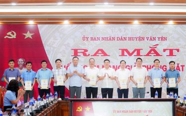 Lãnh đạo huyện Văn Yên trao tặng 
